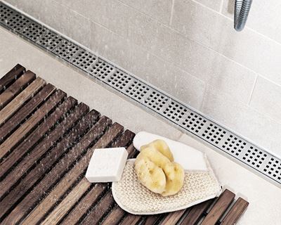 et minimalistisk og lyst badeværelse med BadArkitekten